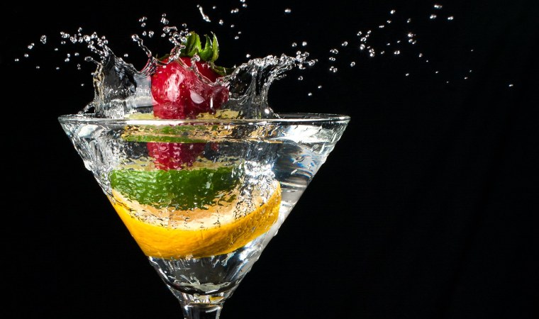 Коктейль с брызгами на черном фоне