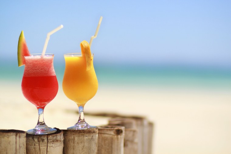 Безалкогольные коктейли на пляже