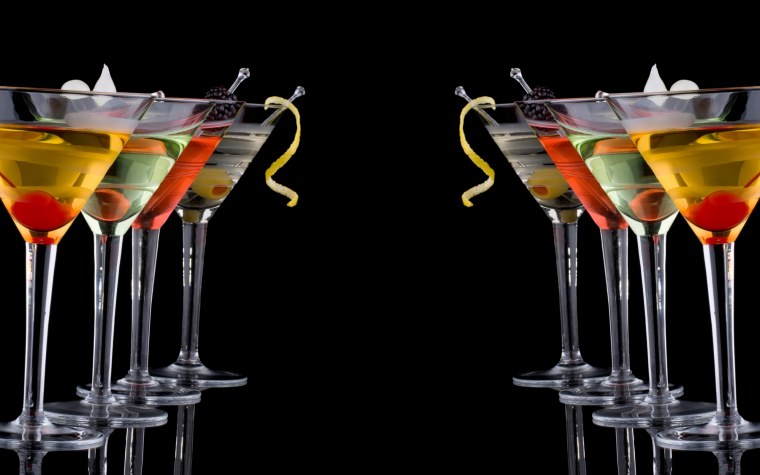 Алкогольные коктейли на черном фоне