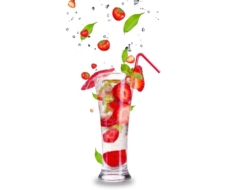 Коктейль на белом фоне