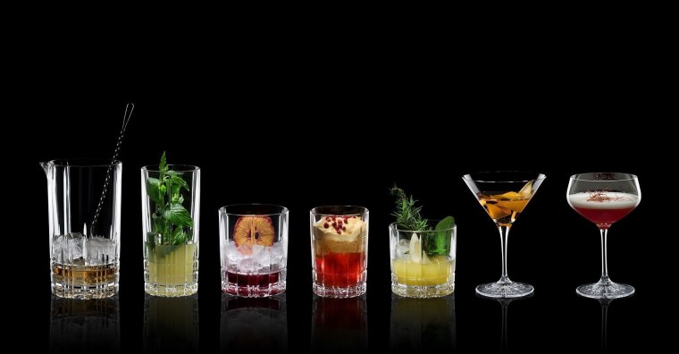 Коктейли на темном фоне