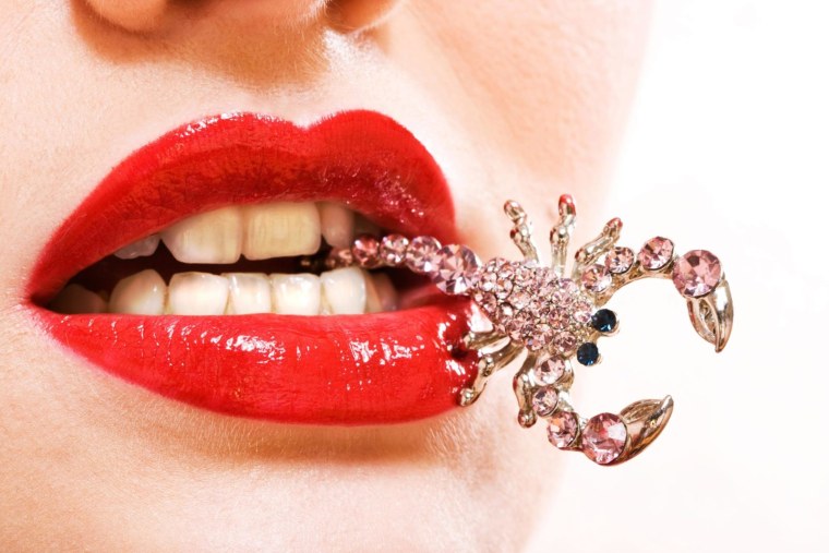 Скорпион на губах