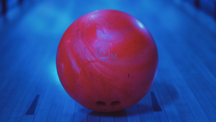 Красный шар для боулинга