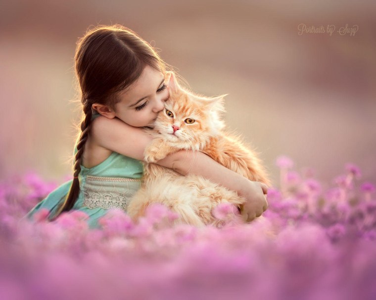 Девочка с котятами