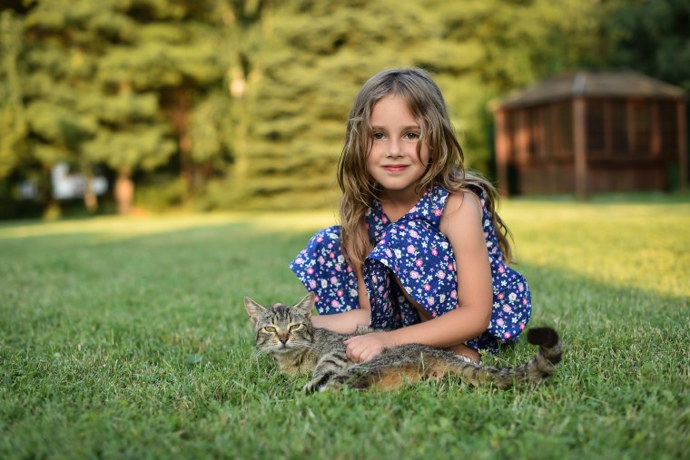 Девочка с котом