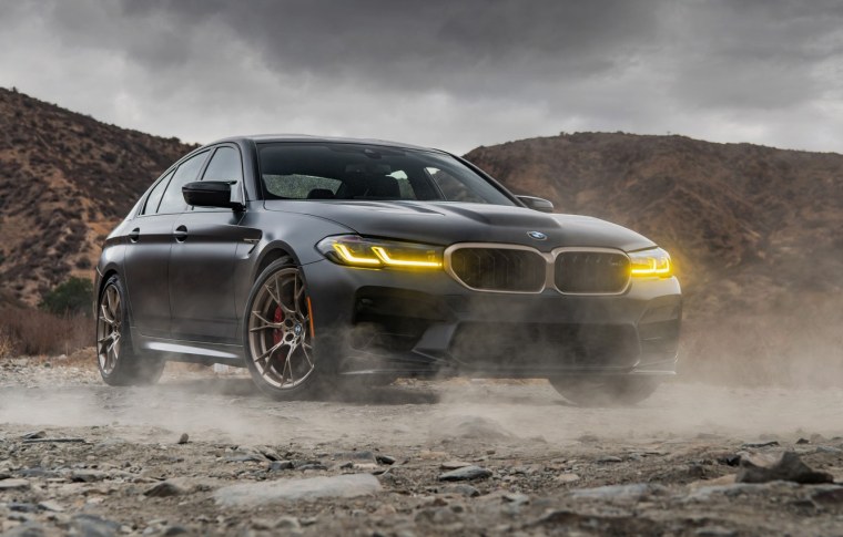 Логотип БМВ на черном фоне