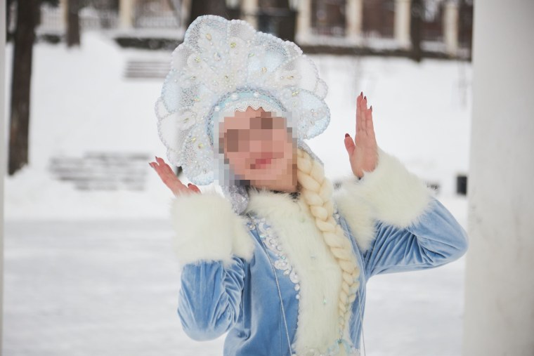 Девушка на снегу в купальнике