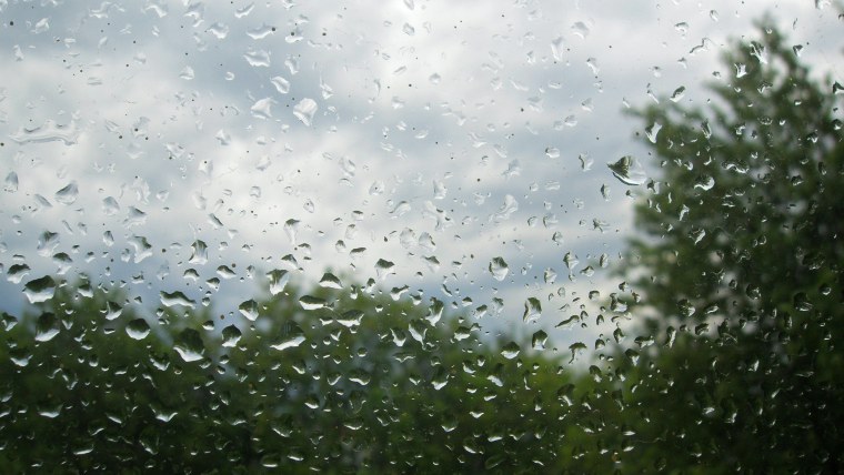 Зонтик под дождем