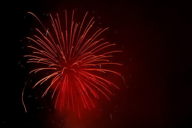 Фейерверк на темном фоне