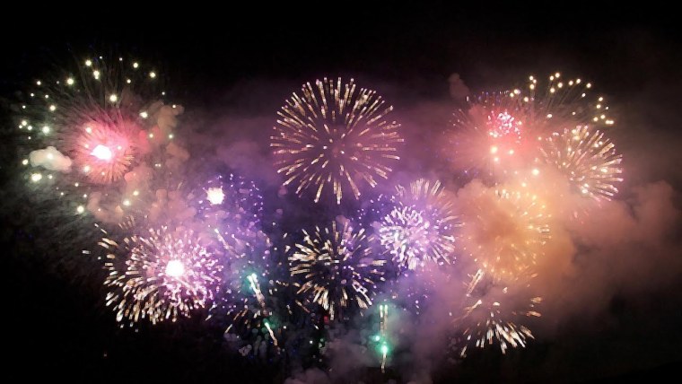 Салют на заднем фоне