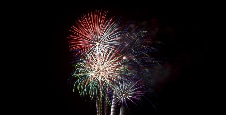 Фейерверк на черном фоне