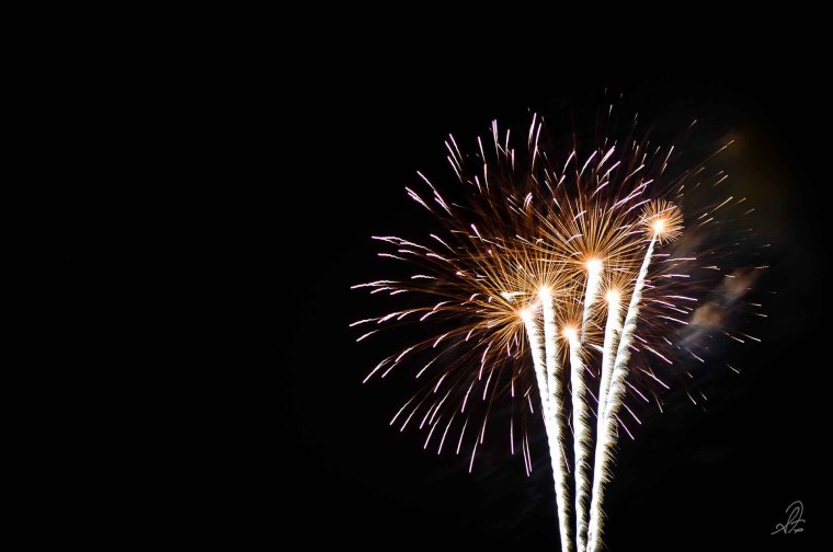 Салют на темном фоне