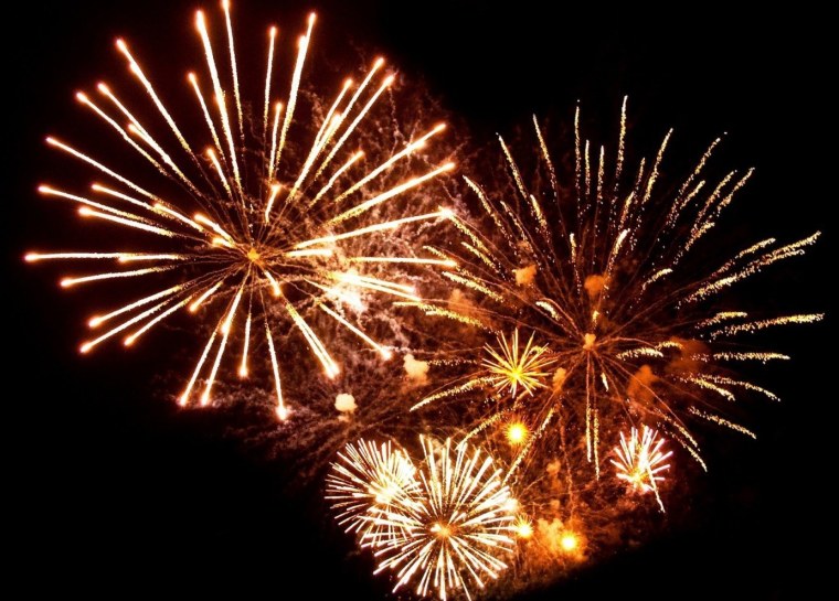 Салют на темном фоне