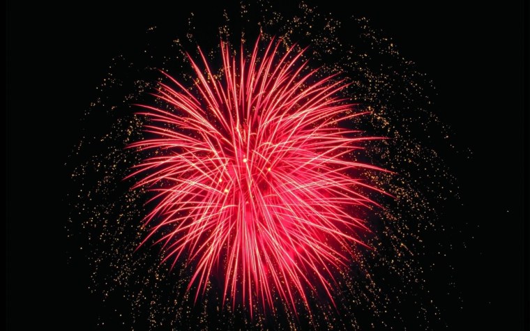 Салют на темном фоне