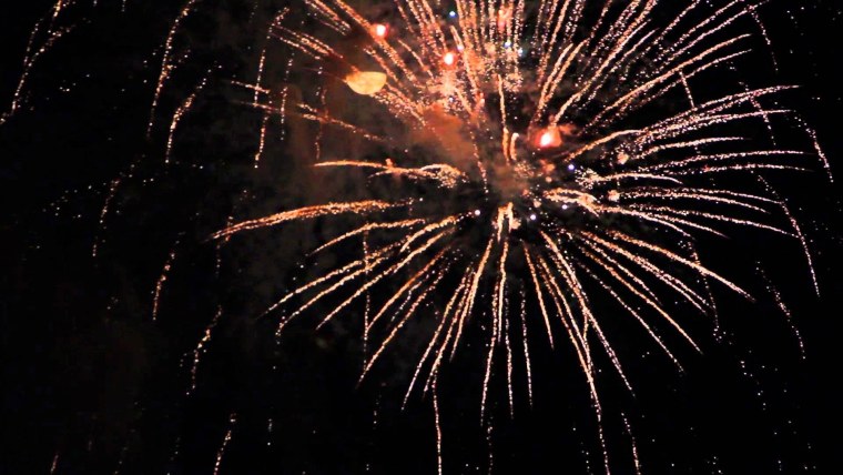 Салют на темном фоне