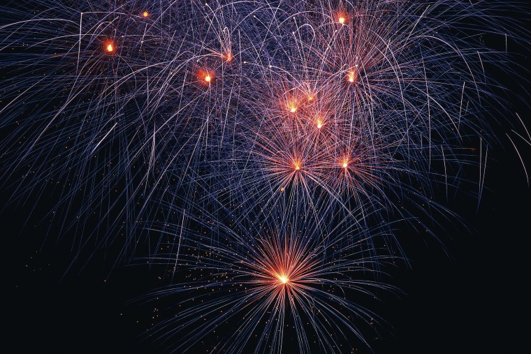 Фейерверк на темном фоне