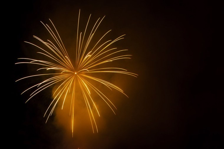 Салют на темном фоне