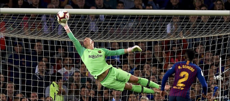 Марк-Андре тер Штеген в прыжке