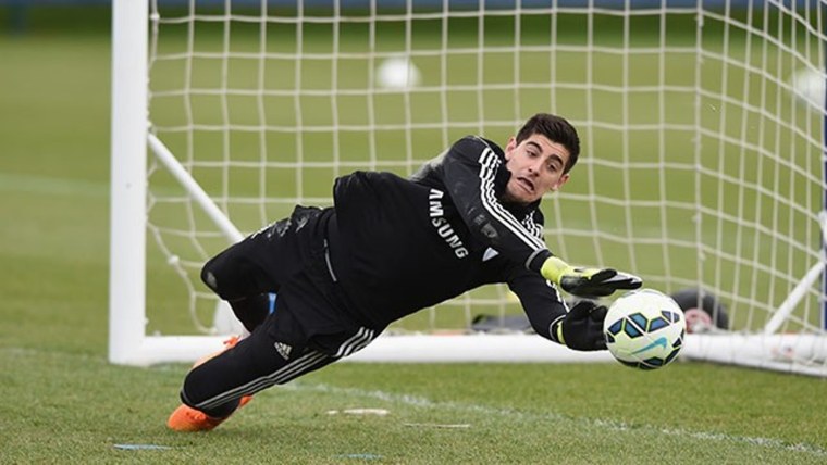 Тибо Куртуа в прыжке