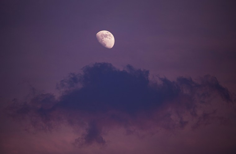 Голубая Луна на черном фоне