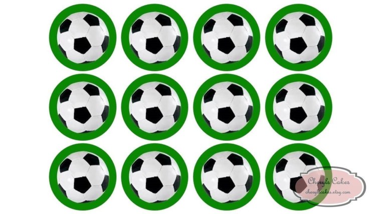 Футбольный мяч на сахарной бумаге