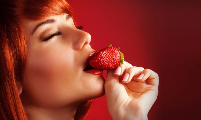 Девушка с клубникой