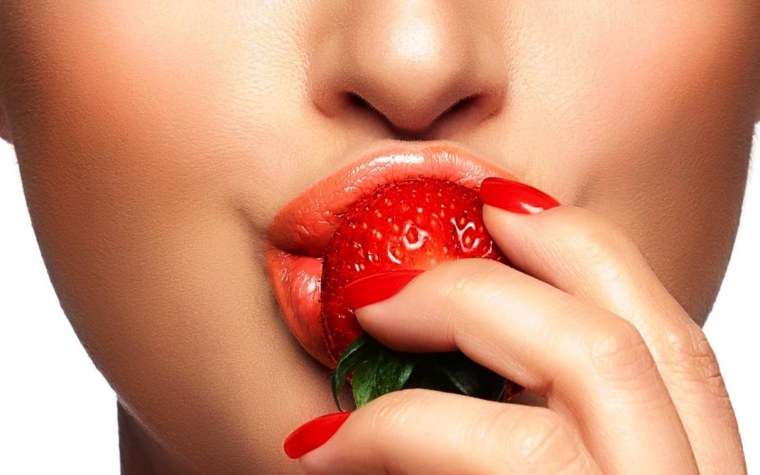 Девушка ест клубнику