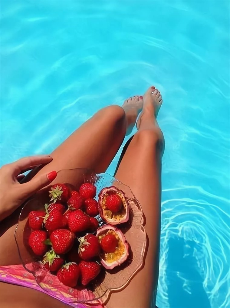 Девушка с клубникой во рту