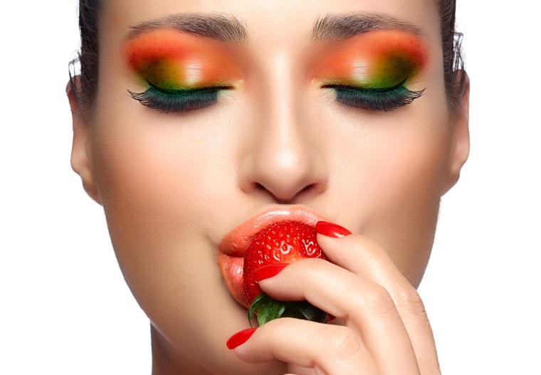 Анджелина Джоли с клубникой