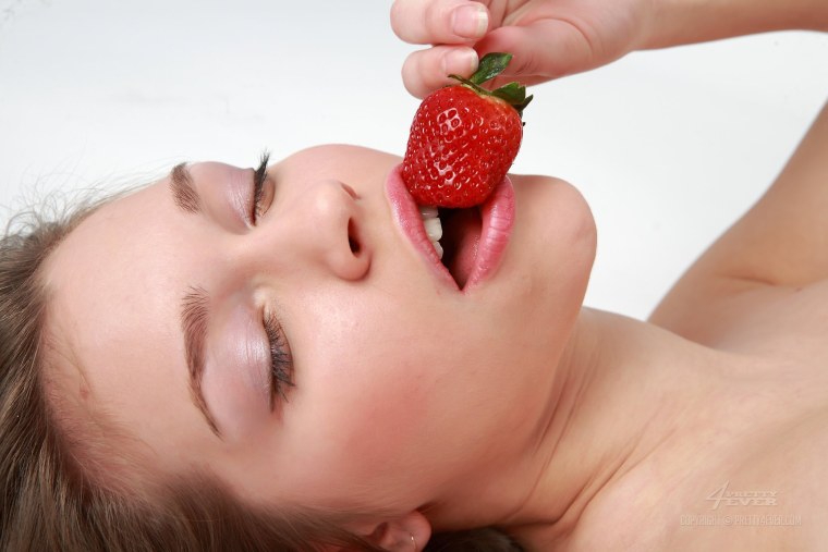 Губы с клубникой