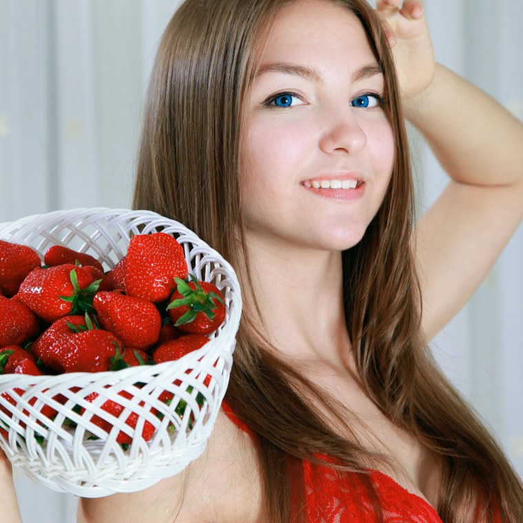 Губы с клубникой