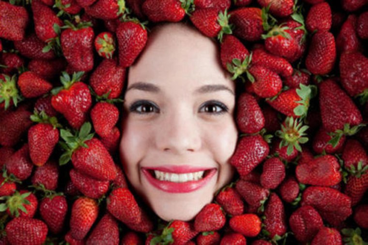 Губы с клубникой