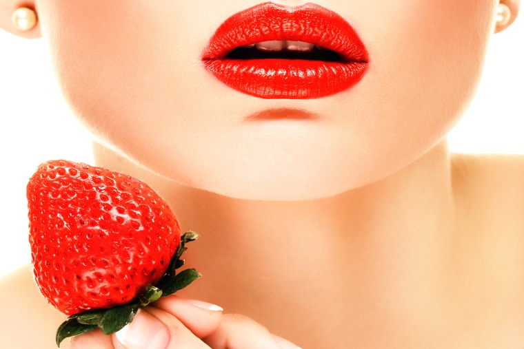 Девушка ест без лица