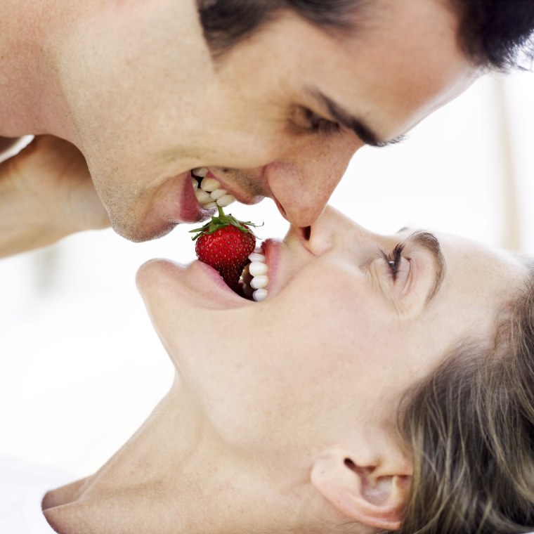 Девушка с клубникой в шоколаде