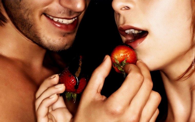 Парень девушка и клубника