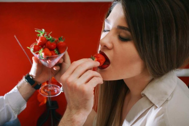 Девушка с клубникой