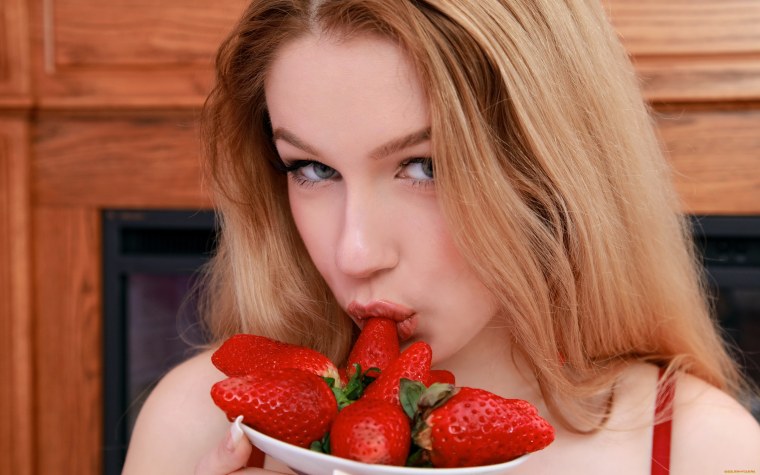 Девушка с клубникой