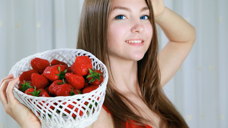 Фрукты из рта девушки