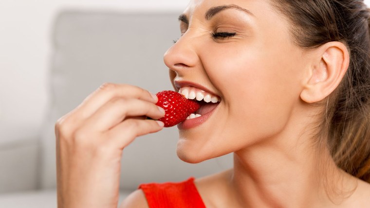 Кормит клубникой