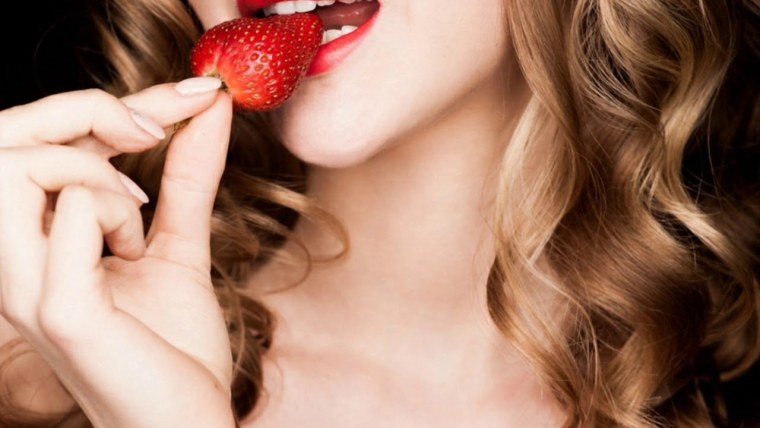 Губы с клубникой