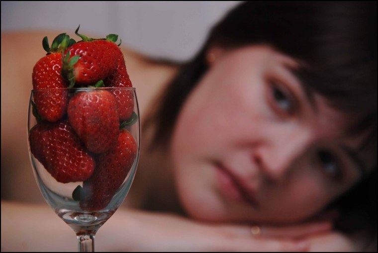 Девушка с фруктами на лице