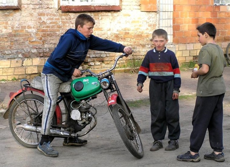 Школьник на мопеде