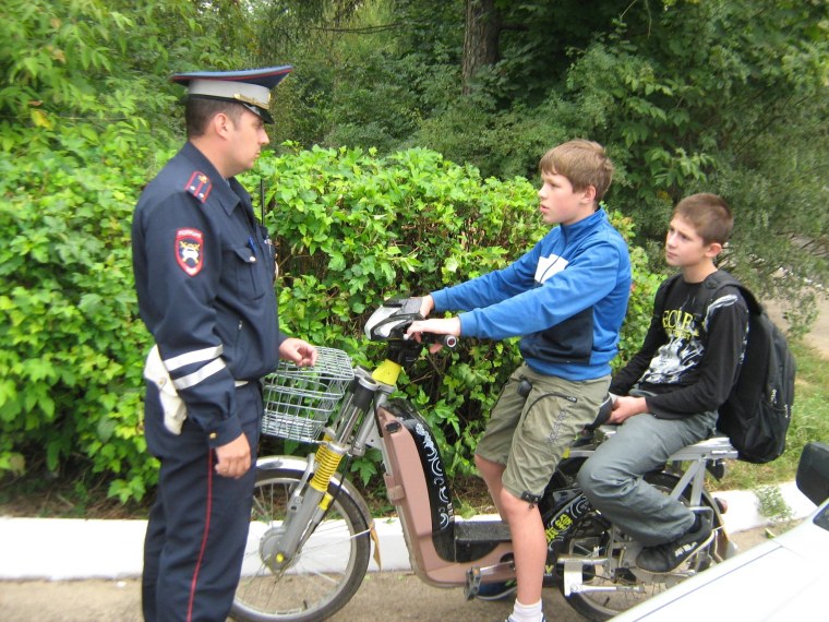 Подросток на мопеде