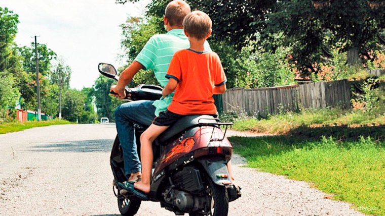 Подросток на скутере