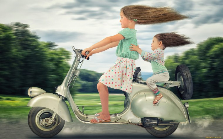 Девочка подросток на мопеде