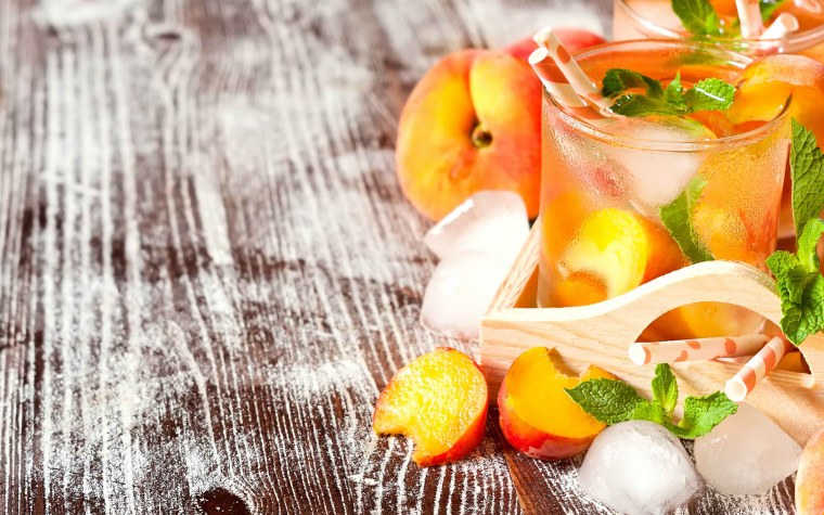 Апельсин на синем фоне