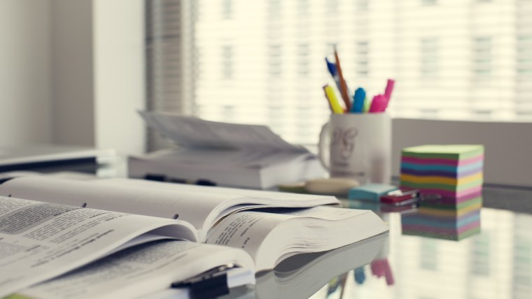 Красивый беспорядок на столе