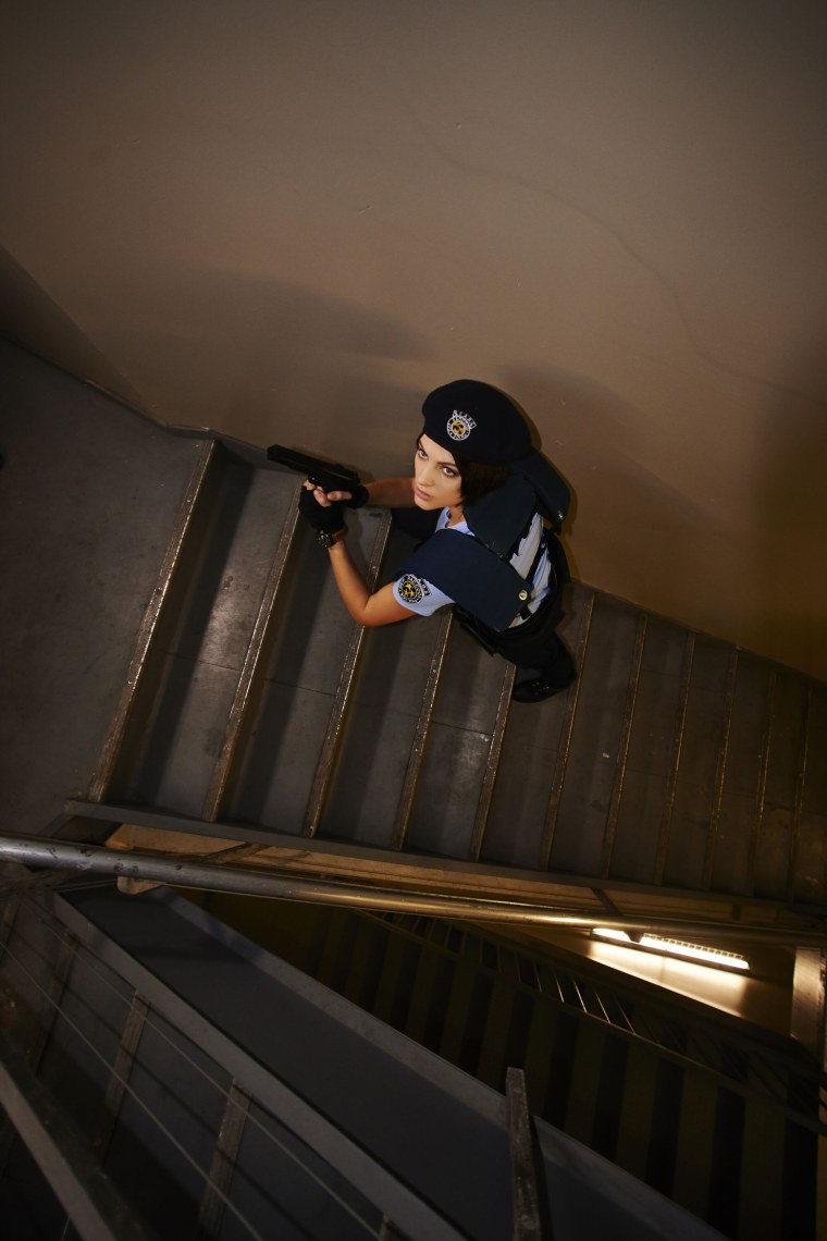 Джилл Валентайн у зеркала