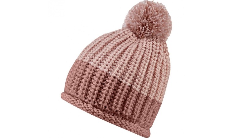 Зимняя шапка на белом фоне