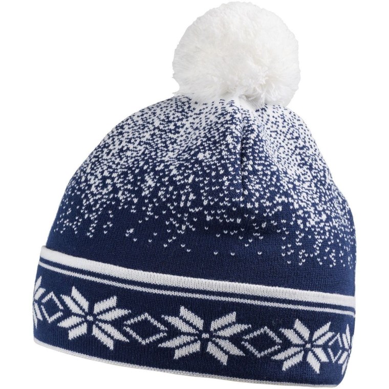 Зимняя шапка на белом фоне